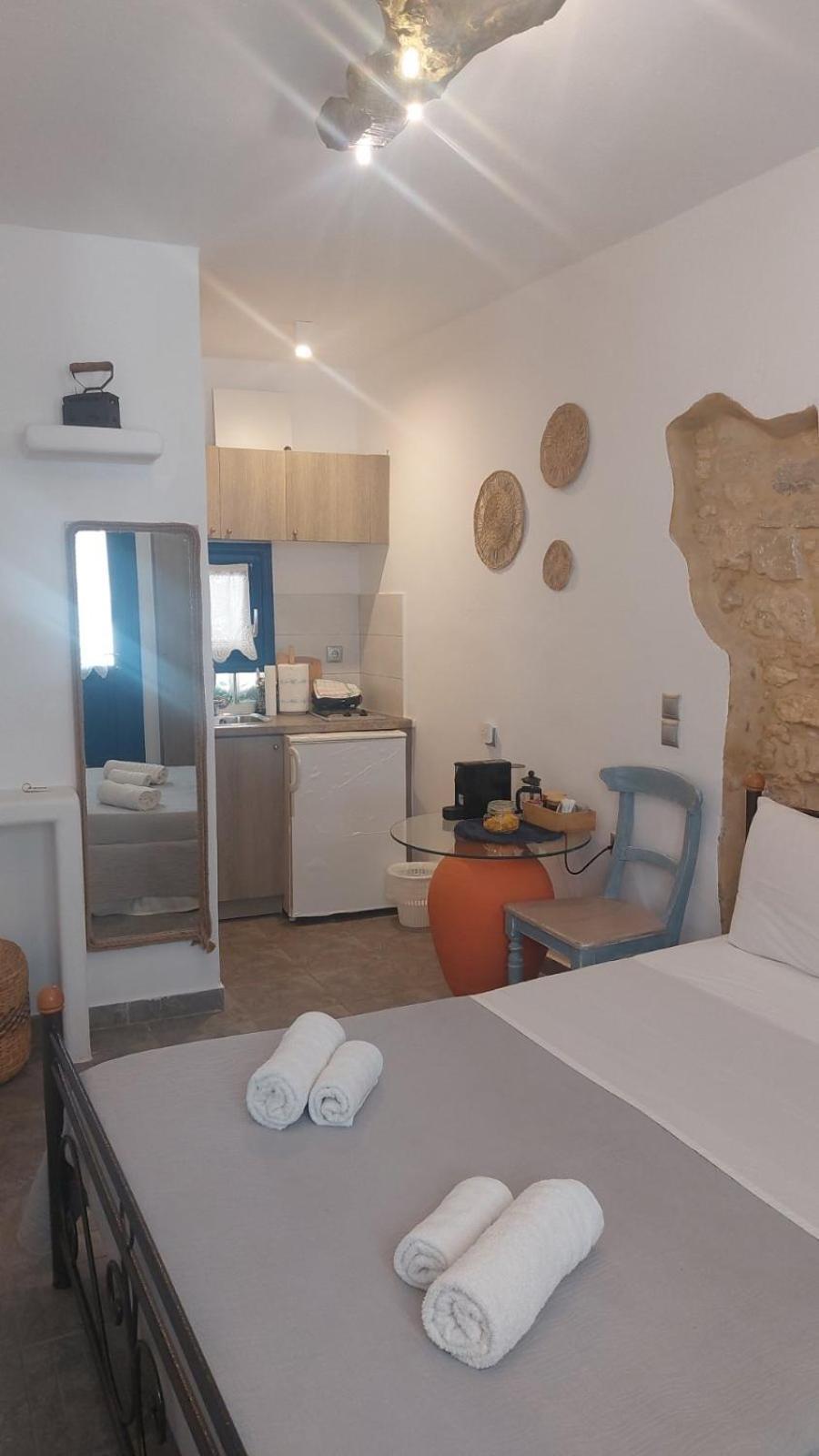Margarita'S Rooms Folegandros Town Room photo