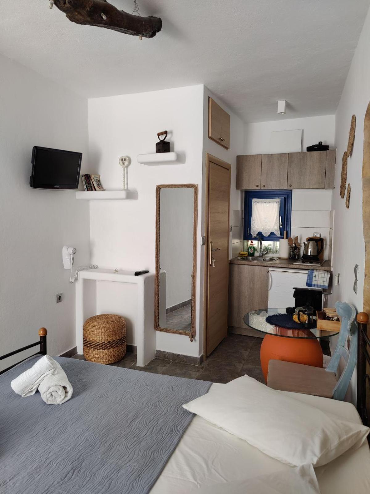 Margarita'S Rooms Folegandros Town Room photo